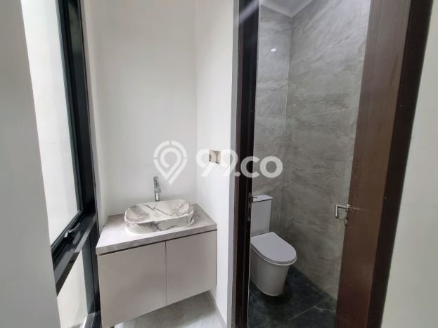 Hunian Elit LB 200m2 Siap Huni Desain Elegan di Graha Raya Bintaro, Tangerang Selatan Hunian Elit LB 200m2 Siap Huni Desain Elegan di Graha Raya Bintaro, Tangerang Selatan