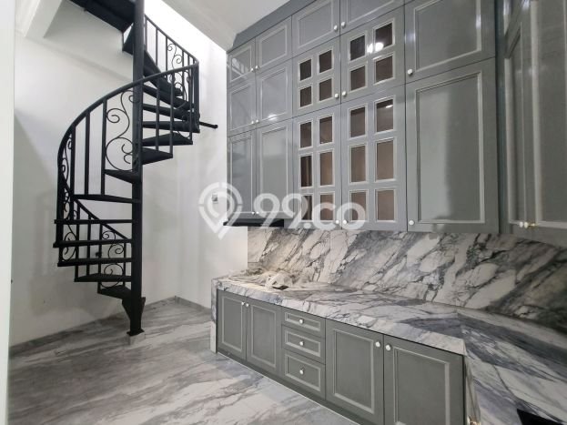 Ready to Use! Luxury House LT 215m2 Desain Elegan di Bintaro Ready to Use! Luxury House LT 215m2 Desain Elegan di Bintaro