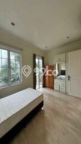 Rumah Nyaman dengan 4 Kamar Tidur dan 5 Kamar Mandi di Kawasan Gading Serpong, Tangerang Rumah Nyaman dengan 4 Kamar Tidur dan 5 Kamar Mandi di Kawasan Gading Serpong, Tangerang