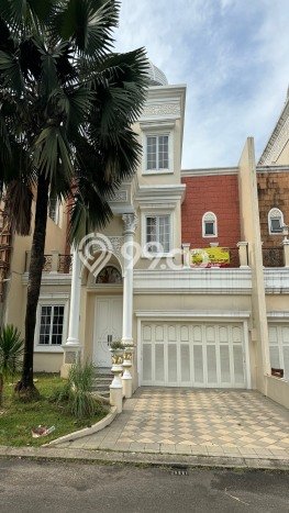 Rumah Nyaman dengan 4 Kamar Tidur dan 5 Kamar Mandi di Kawasan Gading Serpong, Tangerang Rumah Nyaman dengan 4 Kamar Tidur dan 5 Kamar Mandi di Kawasan Gading Serpong, Tangerang