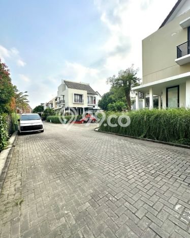 Ready to Use! Premium House LT 201m2 Desain Elegan di Veteran Ready to Use! Premium House LT 201m2 Desain Elegan di Veteran
