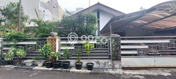Kesempatan Investasi 5 Kamar Tidur dan 4 Kamar Mandi di Bintaro, Dekat Pusat Kota, Jakarta Selatan Kesempatan Investasi 5 Kamar Tidur dan 4 Kamar Mandi di Bintaro, Dekat Pusat Kota, Jakarta Selatan