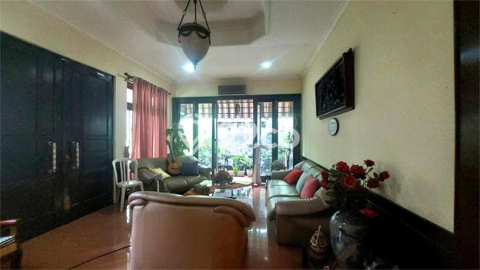Kesempatan Investasi 5 Kamar Tidur dan 4 Kamar Mandi di Bintaro, Dekat Pusat Kota, Jakarta Selatan Kesempatan Investasi 5 Kamar Tidur dan 4 Kamar Mandi di Bintaro, Dekat Pusat Kota, Jakarta Selatan