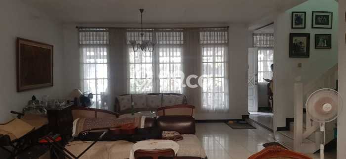 Rumah Elit LB 250m2 Siap Huni Desain Elegan di Bintaro, Tangerang Selatan Rumah Elit LB 250m2 Siap Huni Desain Elegan di Bintaro, Tangerang Selatan
