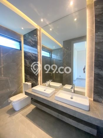 Rumah Luxury Modern Tanpa Renovasi di Pakuwon Indah Surabaya Rumah Luxury Modern Tanpa Renovasi di Pakuwon Indah Surabaya