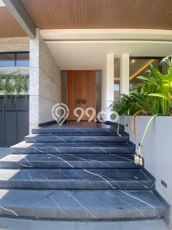 Rumah Luxury Modern Tanpa Renovasi di Pakuwon Indah Surabaya Rumah Luxury Modern Tanpa Renovasi di Pakuwon Indah Surabaya