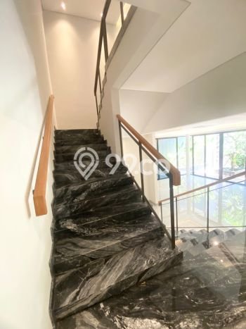 Rumah Luxury Modern Tanpa Renovasi di Pakuwon Indah Surabaya Rumah Luxury Modern Tanpa Renovasi di Pakuwon Indah Surabaya