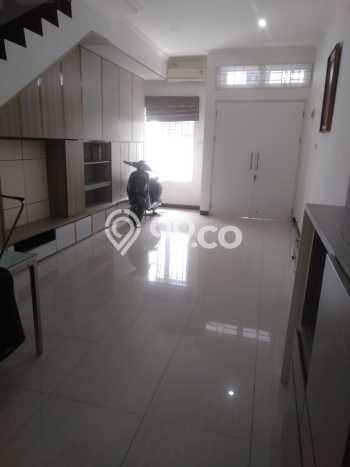 Rumah Minimalis 3 KT di Bintaro Tangerang Selatan Semi Furnished Rumah Minimalis 3 KT di Bintaro Tangerang Selatan Semi Furnished