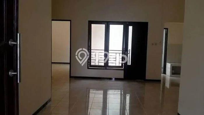 Lokasi terbaik! Rumah siap huni dikontrakkan di Jambangan LB 120m2 Lokasi terbaik! Rumah siap huni dikontrakkan di Jambangan LB 120m2