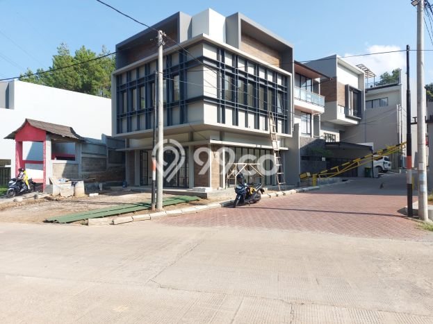 Ruko Dijual di Prime Area Bandung Luas 193m2 Ruko Dijual di Prime Area Bandung Luas 193m2