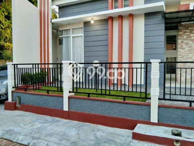 Rumah Nyaman dengan 4 Kamar Tidur di Kawasan Jombang, Cilegon Rumah Nyaman dengan 4 Kamar Tidur di Kawasan Jombang, Cilegon