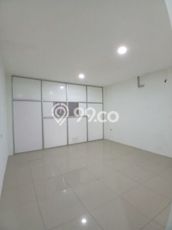 Ruko Disewa di Jakarta Selatan dengan LB 202m2 Area Komersial Ramai Ruko Disewa di Jakarta Selatan dengan LB 202m2 Area Komersial Ramai