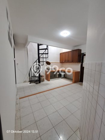 Siap Huni Hunian Elit 6 Kamar di Kebayoran Lama Dekat ke Mana Pun Siap Huni Hunian Elit 6 Kamar di Kebayoran Lama Dekat ke Mana Pun