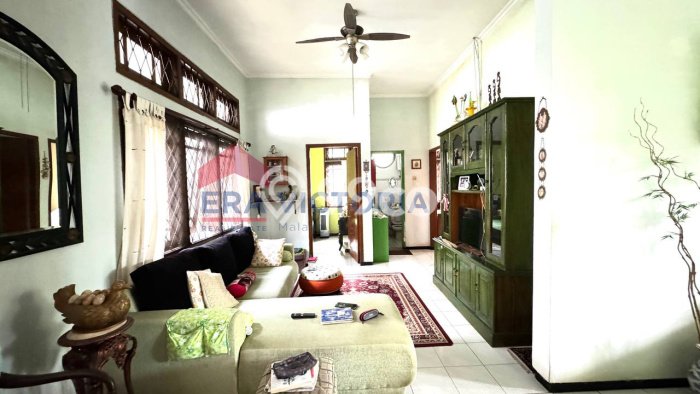 Rumah Terawat di , Malang, LT 245m2m² LB 100m2m² DIJUAL CEPAT! Rumah Terawat di , Malang, LT 245m2m² LB 100m2m² DIJUAL CEPAT!
