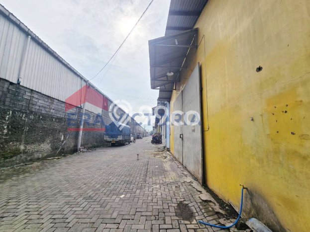 Unit Gudang Paling Strategis di Pakis Malang dengan LB 300m2 Unit Gudang Paling Strategis di Pakis Malang dengan LB 300m2