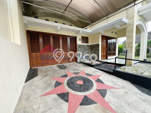 PROMO SPESIAL! Rumah Nyaman area , Luas 215m2m² Bangunan 200m2m² PROMO SPESIAL! Rumah Nyaman area , Luas 215m2m² Bangunan 200m2m²
