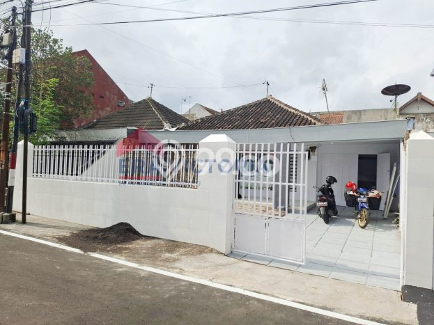 Rumah Premium kawasan Blimbing, 2 KM, Lingkungan Tenang, Luas 195m2m² LB 100m2m² Rumah Premium kawasan Blimbing, 2 KM, Lingkungan Tenang, Luas 195m2m² LB 100m2m²