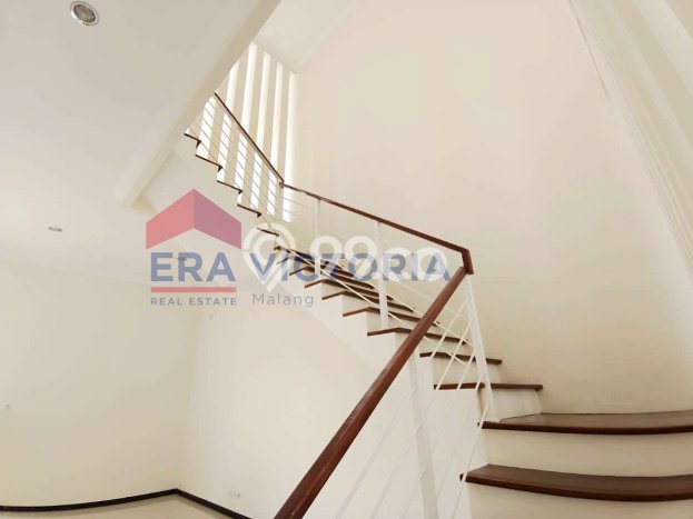 LISTING BARU! Rumah di , Siap Huni, 4 KM, Akses Malang, Malang, LT 200m2m² Bangunan 172m2m² LISTING BARU! Rumah di , Siap Huni, 4 KM, Akses Malang, Malang, LT 200m2m² Bangunan 172m2m²