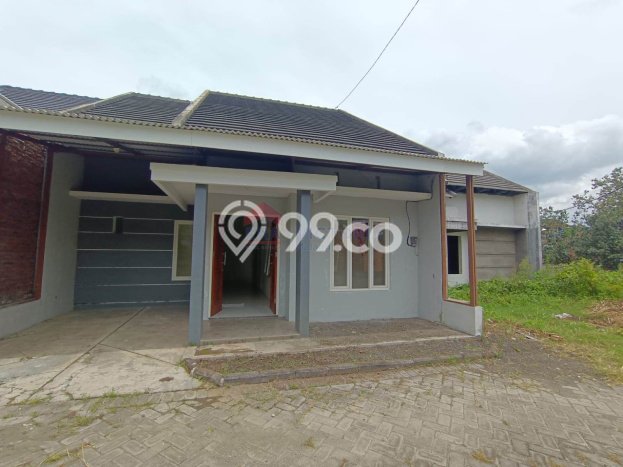 Rumah Nyaman dengan 4 Kamar Tidur di Kawasan Karangploso, Malang Rumah Nyaman dengan 4 Kamar Tidur di Kawasan Karangploso, Malang