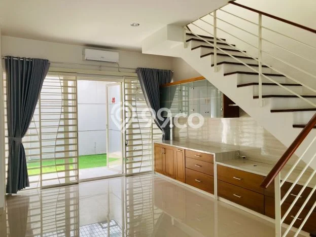 Disewakan! Rumah 3 Kamar Tidur &
2 Kamar Mandi di Kebraon, Surabaya Disewakan! Rumah 3 Kamar Tidur &
2 Kamar Mandi di Kebraon, Surabaya