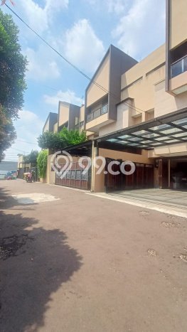 Rumah Elit Modern Tanpa Renovasi di Pejaten Jakarta Selatan Rumah Elit Modern Tanpa Renovasi di Pejaten Jakarta Selatan