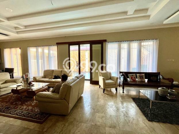 Ready to Use! Luxury House LT 471m2 Desain Elegan di Kemang Pratama Ready to Use! Luxury House LT 471m2 Desain Elegan di Kemang Pratama
