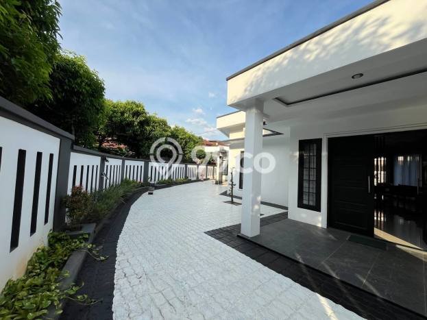 Ready to Use! Luxury House LT 471m2 Desain Elegan di Kemang Pratama Ready to Use! Luxury House LT 471m2 Desain Elegan di Kemang Pratama
