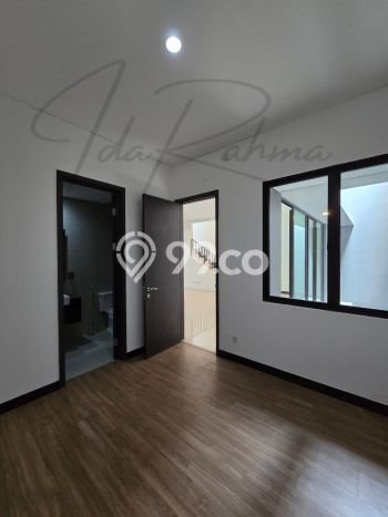 Jual Rumah Luas Elegan Dengan View Eksklusif di BSD City, Tangerang Jual Rumah Luas Elegan Dengan View Eksklusif di BSD City, Tangerang