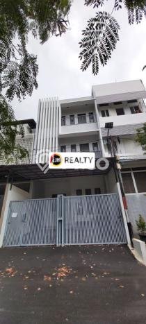 Rumah 5 Kamar Akses Transportasi Umum di Kelapa Gading, Jakarta Utara Rumah 5 Kamar Akses Transportasi Umum di Kelapa Gading, Jakarta Utara