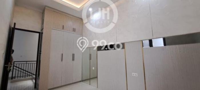 Lokasi terbaik! Rumah siap huni disewakan di Kelapa Gading LB 0m2 Lokasi terbaik! Rumah siap huni disewakan di Kelapa Gading LB 0m2