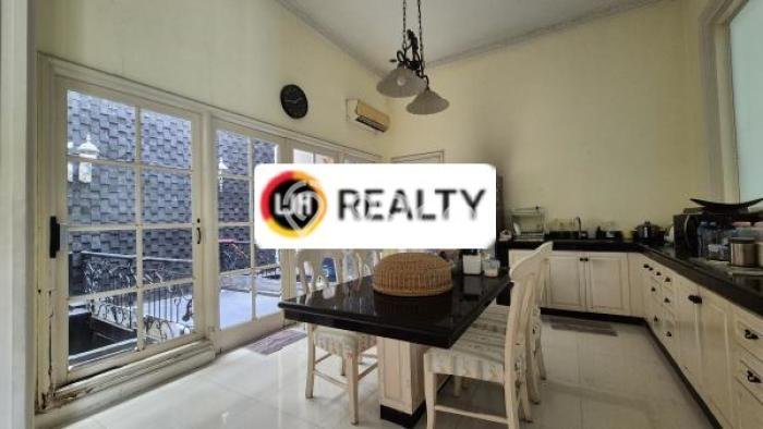 Rumah Lingkungan Asri di Kelapa Gading, Jakarta Utara, Luas 255m² Bangunan 320m² Rumah Lingkungan Asri di Kelapa Gading, Jakarta Utara, Luas 255m² Bangunan 320m²