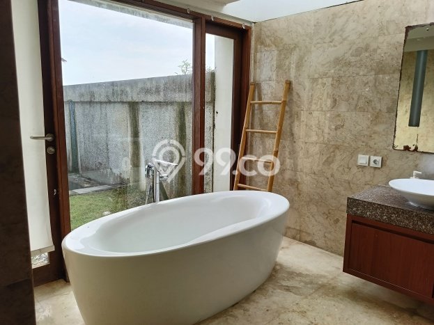 Vila Strategis di , Dimensi 380m2m², Lingkungan Nyaman untuk Anda Vila Strategis di , Dimensi 380m2m², Lingkungan Nyaman untuk Anda