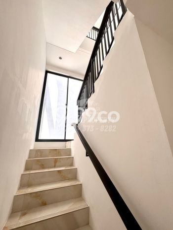 Jual Rumah Mewah Elegan Dengan View Eksklusif di Villa Meruya, Jakarta Barat Jual Rumah Mewah Elegan Dengan View Eksklusif di Villa Meruya, Jakarta Barat