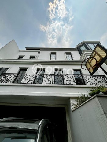 Rumah Elit Modern Tanpa Renovasi di Senopati Jakarta Selatan Rumah Elit Modern Tanpa Renovasi di Senopati Jakarta Selatan