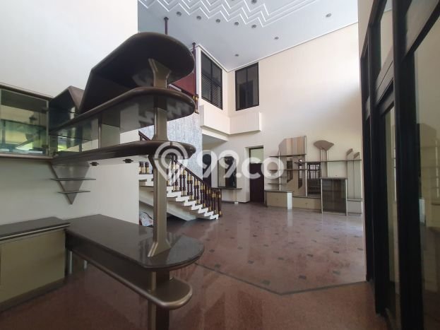 Lokasi strategis! Rumah siap huni disewakan di Sawahan LB 600m2 Lokasi strategis! Rumah siap huni disewakan di Sawahan LB 600m2