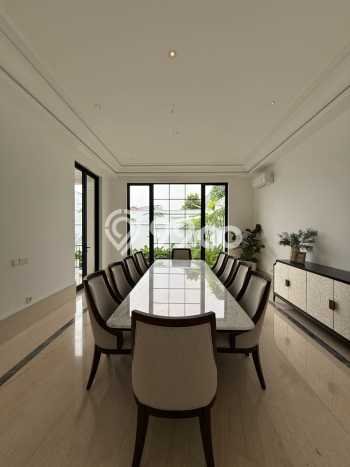 For Sale! Luxury House LT 515m2 Desain Modern di Kemang For Sale! Luxury House LT 515m2 Desain Modern di Kemang