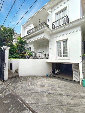 Siap Huni Rumah Mewah 4 Kamar di Kebayoran Baru Dekat ke Mana Pun Siap Huni Rumah Mewah 4 Kamar di Kebayoran Baru Dekat ke Mana Pun