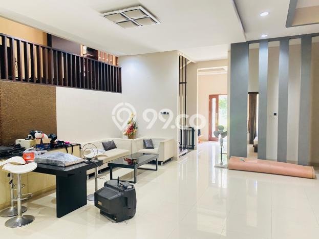 Ready to Use! Luxury House LT 240m2 Desain Elegan di Kota Wisata Ready to Use! Luxury House LT 240m2 Desain Elegan di Kota Wisata