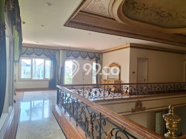 Jual Rumah Mewah Elegan Dengan View Eksklusif di Pakuwon Indah, Surabaya Jual Rumah Mewah Elegan Dengan View Eksklusif di Pakuwon Indah, Surabaya