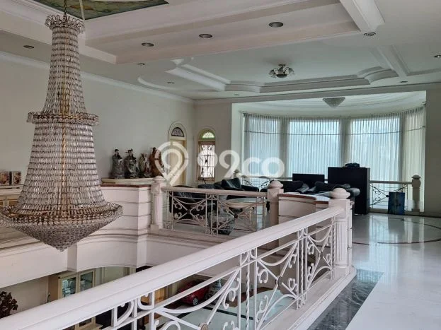 Rumah Mewah LB 1300m2 Siap Pakai Desain Elegan di Mayjen Sungkono, Surabaya Rumah Mewah LB 1300m2 Siap Pakai Desain Elegan di Mayjen Sungkono, Surabaya