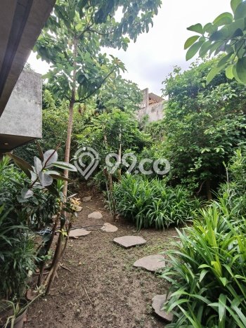 Sewa Rumah Strategis LT 640m2 / LB 700m2 di Manyar, Surabaya Sewa Rumah Strategis LT 640m2 / LB 700m2 di Manyar, Surabaya