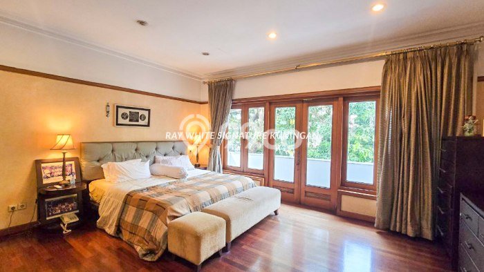 Dijual Rumah Mewah Megah Dengan View Cantik di Senayan, Jakarta Selatan Dijual Rumah Mewah Megah Dengan View Cantik di Senayan, Jakarta Selatan