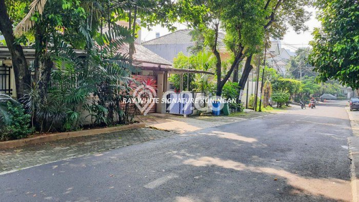 Hunian Mewah Siap Huni LT 244m2 di Kebayoran Baru, Jakarta Selatan Hunian Mewah Siap Huni LT 244m2 di Kebayoran Baru, Jakarta Selatan