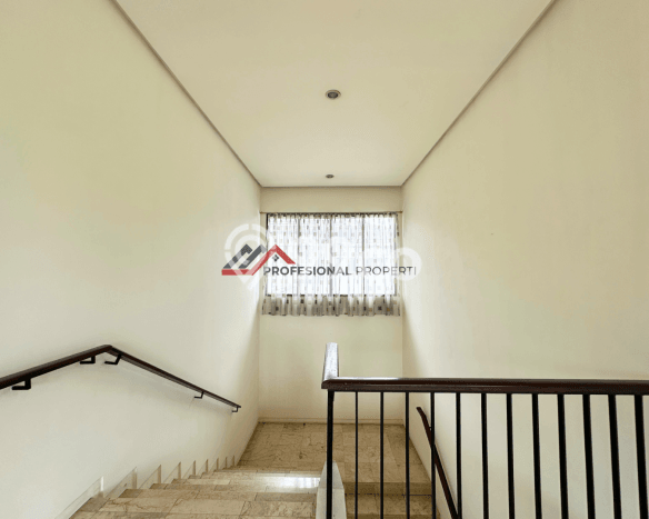 Rumah Elit Modern Tanpa Renovasi di Kemang Jakarta Selatan Rumah Elit Modern Tanpa Renovasi di Kemang Jakarta Selatan