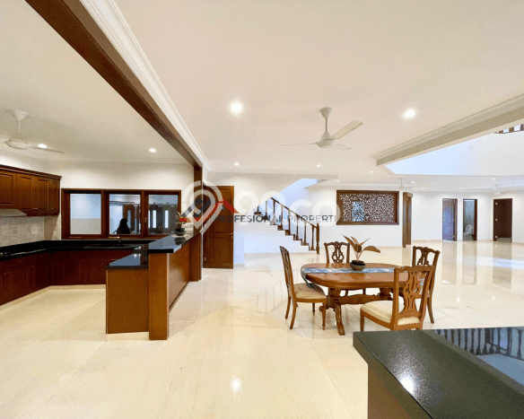 Ready to Use! Premium House LT 650m2 Desain Modern di Lebak Bulus Ready to Use! Premium House LT 650m2 Desain Modern di Lebak Bulus