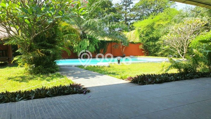 Ready to Use! Luxury House LT 1369m2 Desain Elegan di Kemang Ready to Use! Luxury House LT 1369m2 Desain Elegan di Kemang