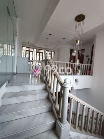 Ready to Use! Luxury House LT 374m2 Desain Modern di Puri Indah Ready to Use! Luxury House LT 374m2 Desain Modern di Puri Indah