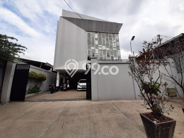 Ready to Use! Premium House LT 673m2 Desain Modern di Kemanggisan Ready to Use! Premium House LT 673m2 Desain Modern di Kemanggisan