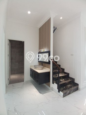Ready to Use! Luxury House LT 200m2 Desain Modern di Joglo Ready to Use! Luxury House LT 200m2 Desain Modern di Joglo