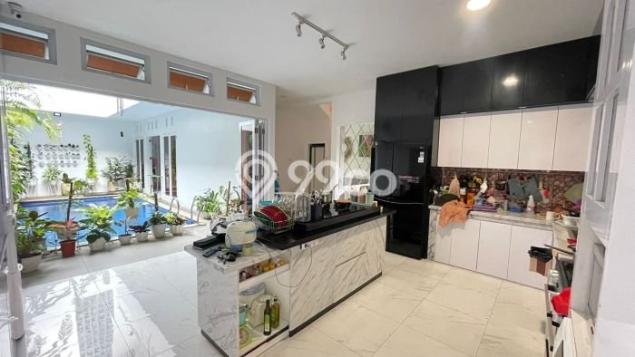 SIAP HUNI! Rumah Strategis di Arcamanik, LT 182m² Bangunan 300m² SIAP HUNI! Rumah Strategis di Arcamanik, LT 182m² Bangunan 300m²